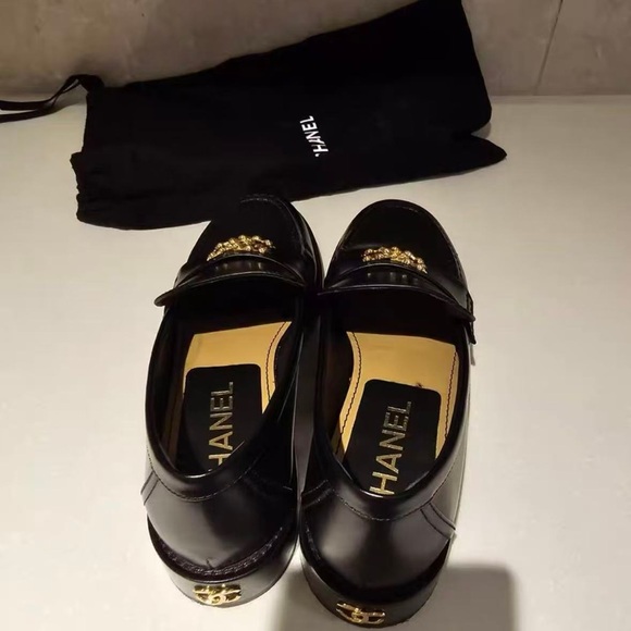 CHANEL Elegant Black Loafers with Gold Logo - Picture 4 of 4